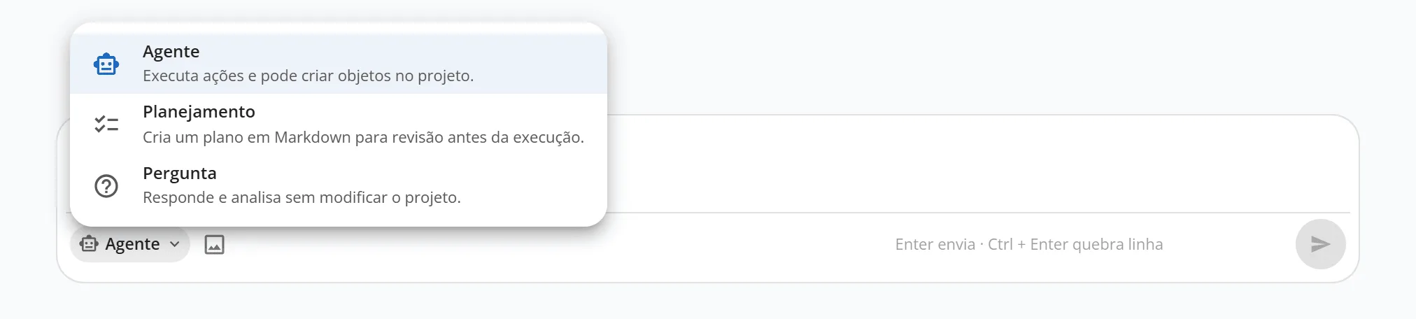 Lista de modos aberta sobre a caixa de mensagem: Agente, que executa ações e pode criar objetos no projeto, Planejamento, que cria um plano em Markdown para revisão, e Pergunta, que responde e analisa sem modificar o projeto
