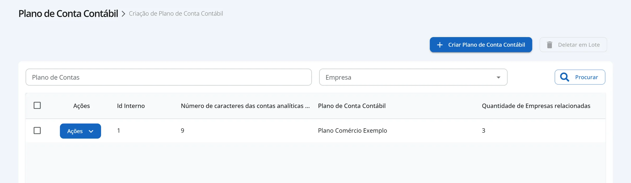 Tela Plano de Conta Contábil com o plano Plano Comércio Exemplo na lista, as colunas Id Interno, número de caracteres, nome e quantidade de empresas, e os botões Criar e Deletar em Lote no topo