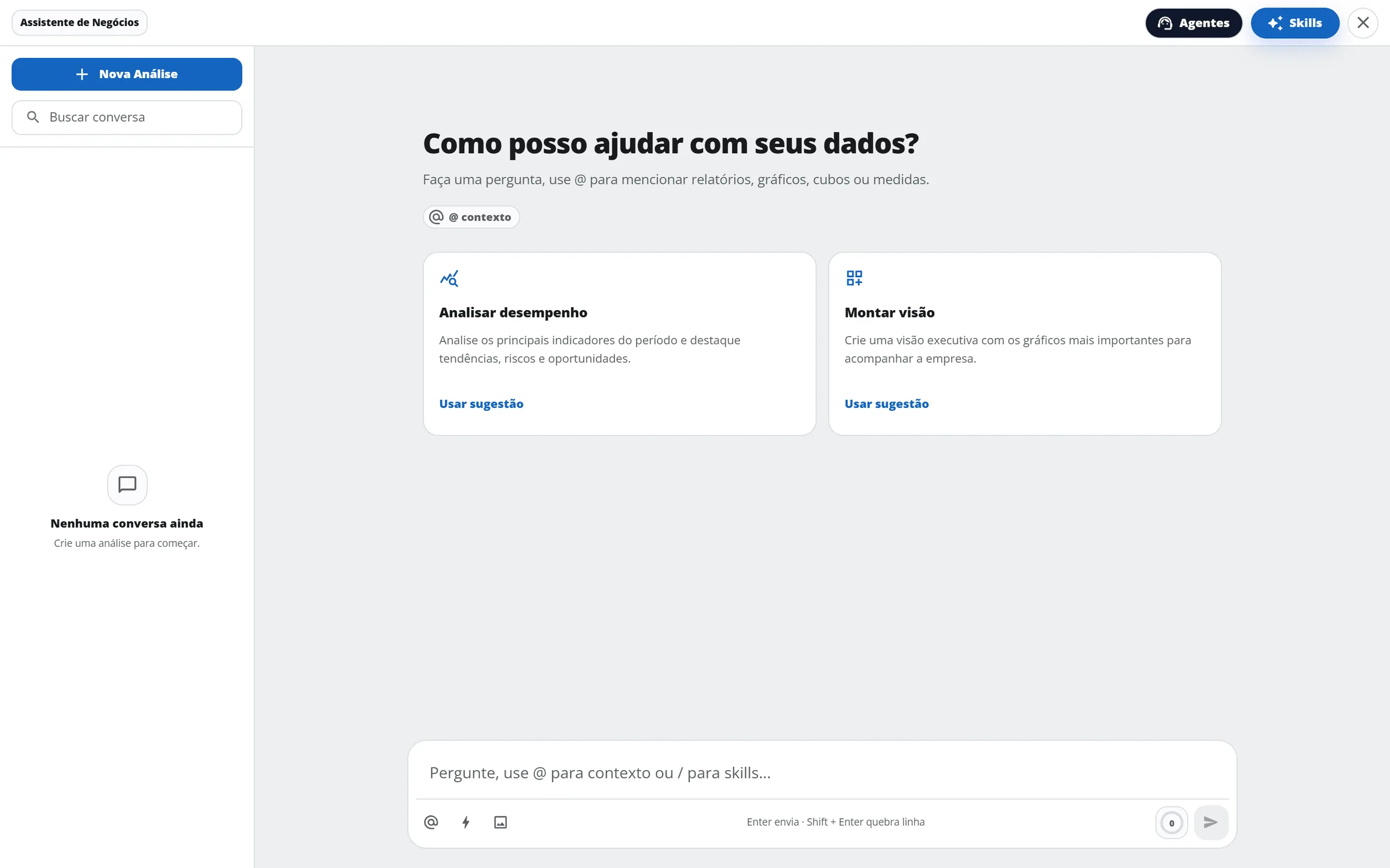 Chat Assistente de Negócios aberto na Aurora Comércio Ltda, com os botões Agentes e Skills no topo, Nova Análise e Buscar conversa à esquerda, o título Como posso ajudar com seus dados?, os cartões Analisar desempenho e Montar visão com Usar sugestão e a caixa de mensagem embaixo