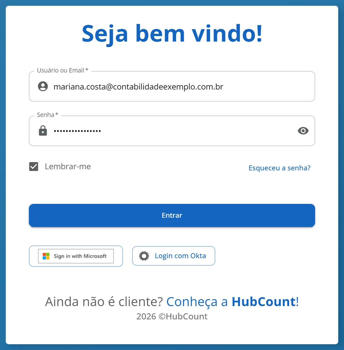 Tela de login do HubCount BI Web com os campos Usuário ou Email e Senha preenchidos, a caixa Lembrar-me marcada, o link Esqueceu a senha?, o botão Entrar e os botões de login com Microsoft e Okta
