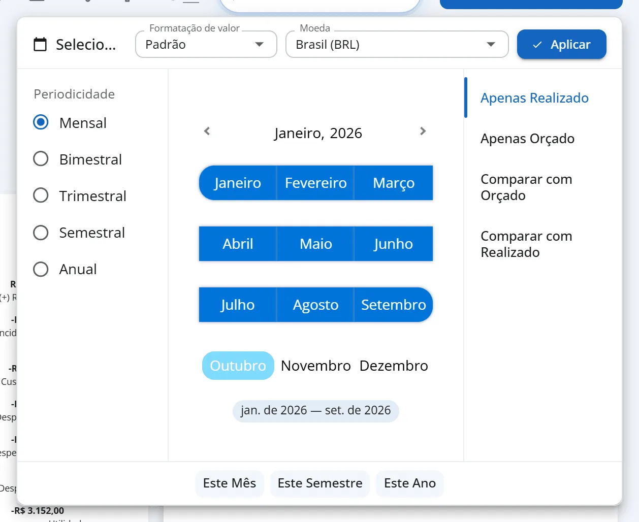 Painel de período aberto com a periodicidade Mensal marcada, o calendário de 2026 com janeiro a setembro selecionados, as opções Apenas Realizado, Apenas Orçado, Comparar com Orçado e Comparar com Realizado, os campos Formatação de valor e Moeda e os atalhos Este Mês, Este Semestre e Este Ano