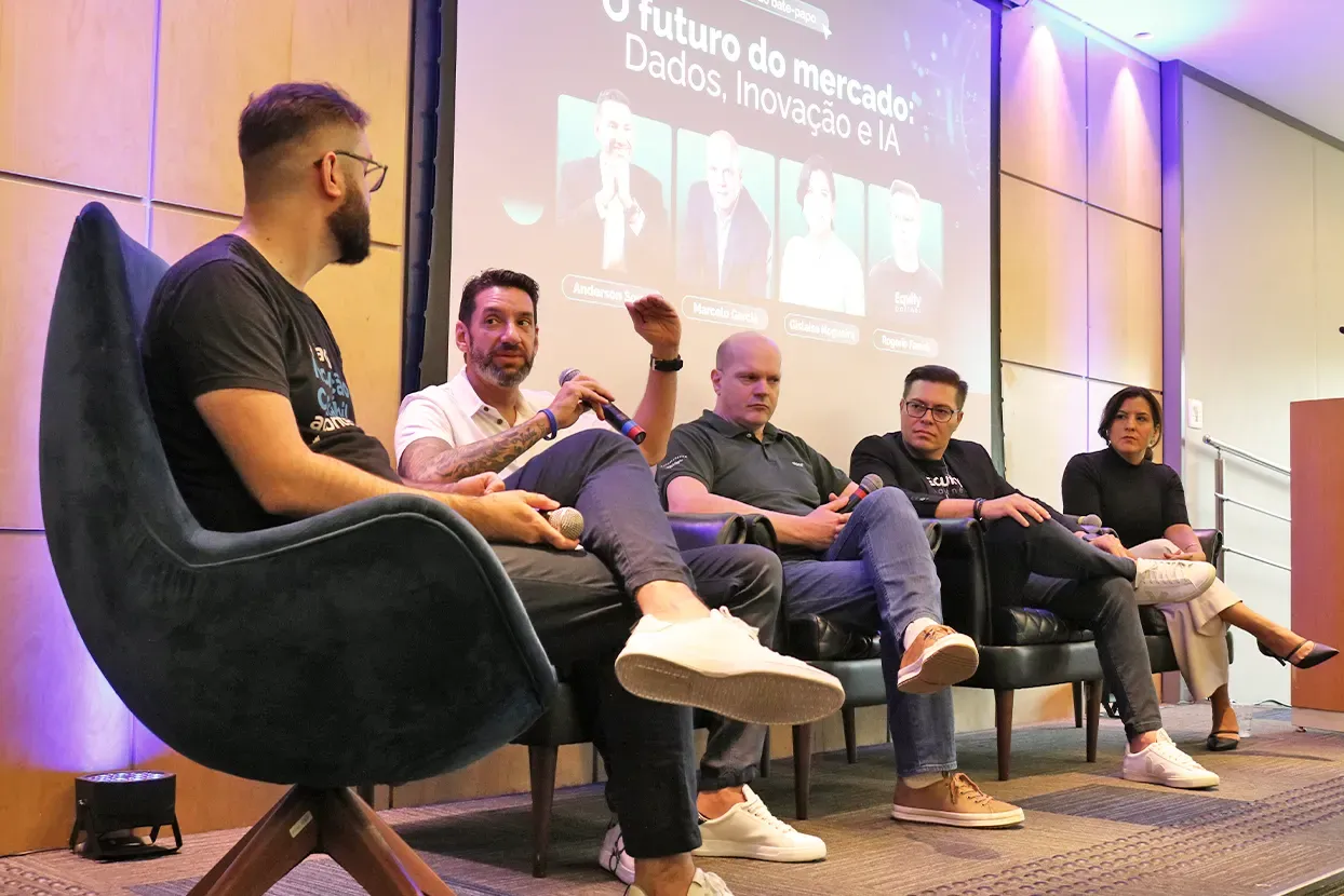 Painel em evento com participação da HubCount