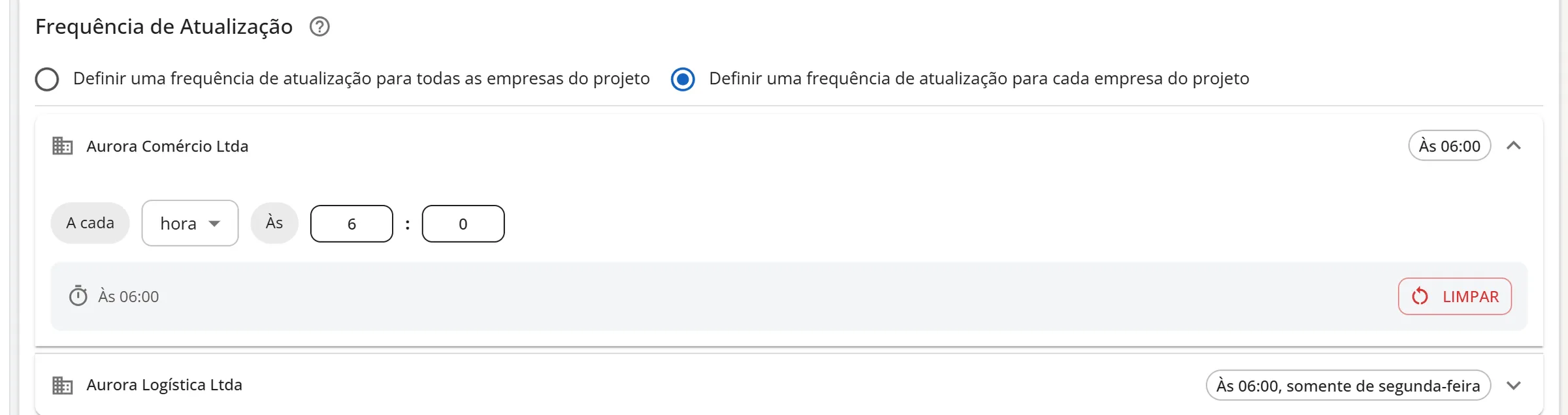 Lista de frequência por empresa com a linha da Aurora Comércio Ltda aberta, mostrando a agenda às 06:00, e a linha da Aurora Logística Ltda fechada com o resumo da agenda